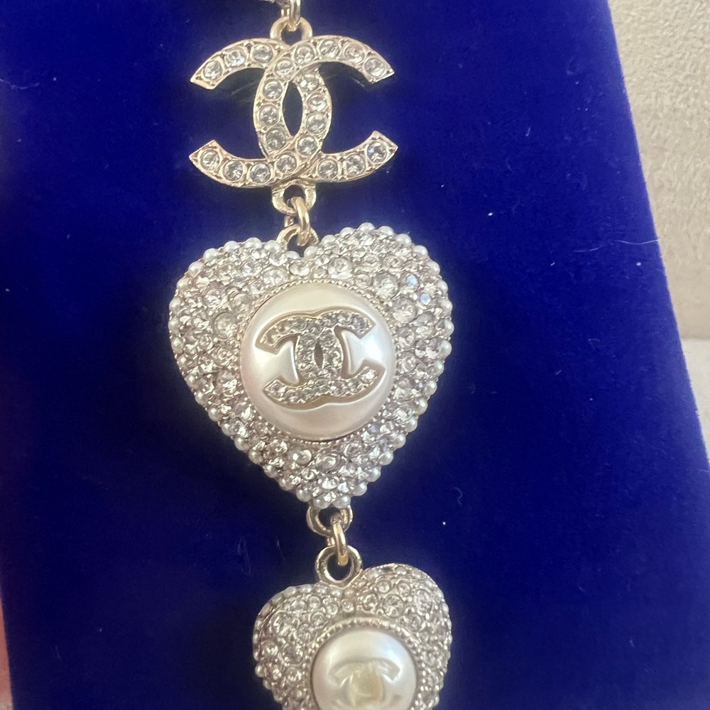 Chanel crystals, pearl heart Pendant gold tone hardware necklace - Picture 5 of 8